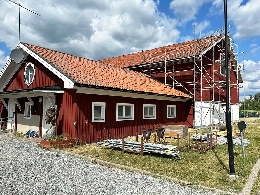 Nu är ställningen på plats. Solpaneler sätts på plats sedan. Åbyggeby Landsbygdscenter i Ockelbo 2023-06-16