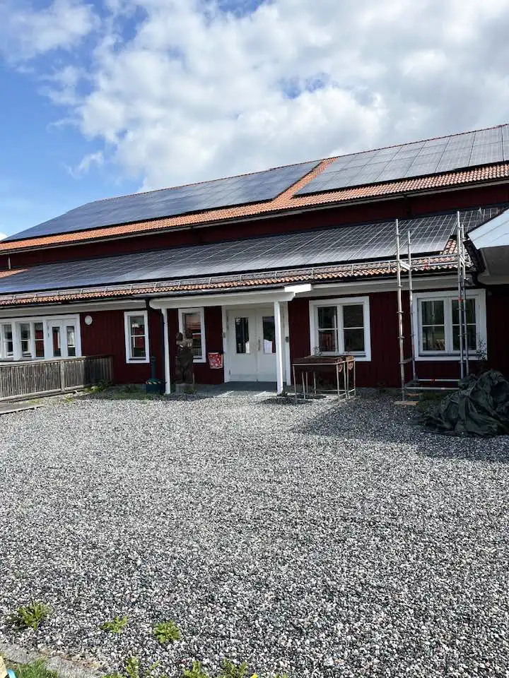 Solpaneler färdigmonterade på Åbyggeby Landsbygdscenter i Ockelbo 2023-07-17